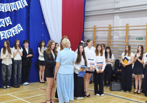 Wręczenie nagród uczniom klas 8 przez Panią Dyrektor mgr Beatę Pietrzak.