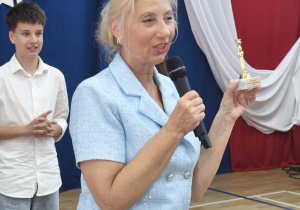 Pani dyrektor Beata Pietrzak pokazuje nagrodę Aleksa przyznawaną po raz pierwszy w naszej szkole,