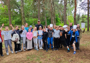 Uczniowie klasy 4a pozują do zdjęcia grupowego w lesie na Brusie.