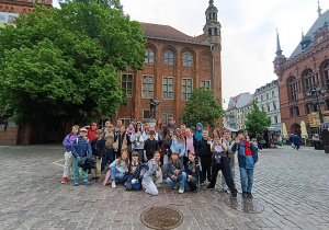 Uczniowie klasy 4a i 4b pozują do zdjęcia grupowego na Starym Mieście w Toruniu.