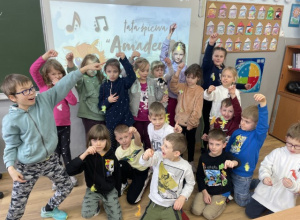 Uczniowie klasy 1 a prezentują zabawki dla kota Amadeusza