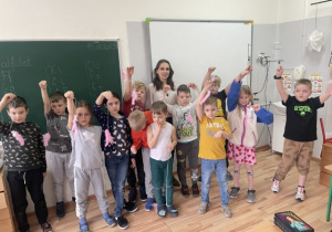 Klasa 1 b wraz z wychowawcą