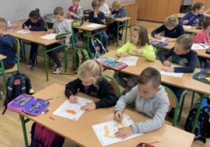 Uczniowie klasy 1 a kolorują portret kota Amadeusza