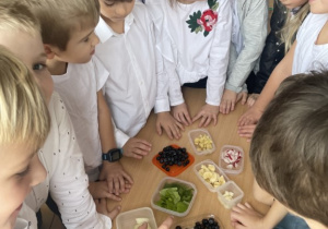 Klasa 1 b przygotowuje zdrowe sniadanie