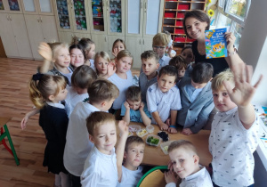Uczniowie klasy 1 b rozpoznają owoce za pomocą zmysłów