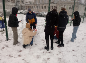 Uczniowie podczas zabaw na śniegu