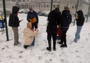 Uczniowie klasy 8 b podczas zabaw na śniegu