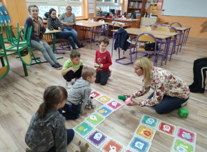 Uczestnicy warsztatów grają w grę planszową