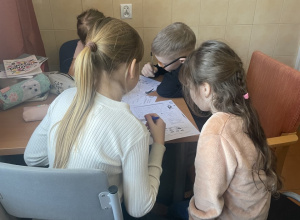 Uczniowie z Ukrainy uczą się języka polskiego