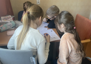 Uczniowie z Ukrainy uczą się języka polskiego