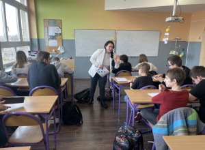 Pani Swietłana, psycholog z Ukrainy, prowadzi zajęcia w klasie 7 b