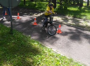 Uczeń pokonuje na rowerze tor przeszkód