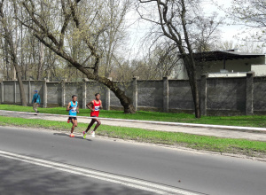 Dwóch zawodników biegnie podczas maratonu