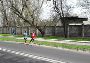 Dwóch zawodników biegnie w maratonie DOZ 2018