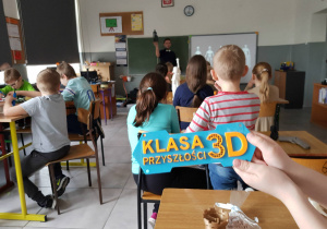 Napis Klasa przyszłości 3D wydrukowany na drukarce 3D