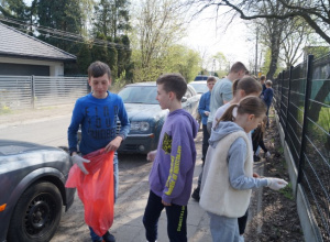 Uczniowie klas starszych porządkują teren wokół szkoły
