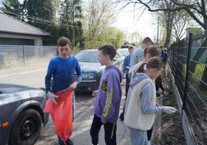 Uczniowie klas starszych porządkują teren wokół szkoły