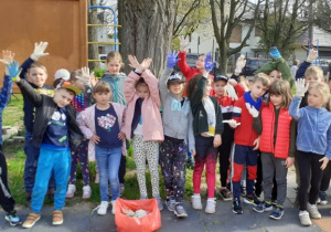 Uczniowie klas pierwszych sprzątali boisko szkolne
