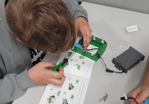 Uczeń montujący robota