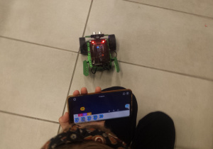 Uczennica programuje robota