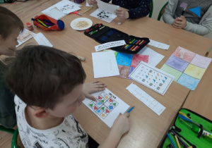Uczeń rozwiązuje sudoku