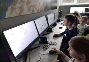 uczniowie grają w gry matematyczne w pracowni komputerowej