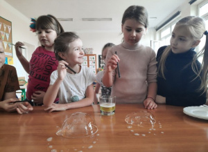 Uczennice robią bańki mydlane - bańka w bańce