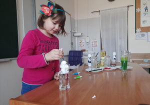 Uczennica zabarwia piankę do golenia barwnikiem spożywczym