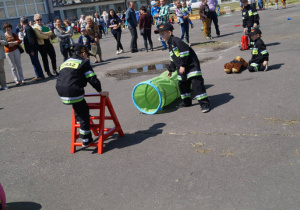 Uczniowie pokonują tor przeszkód