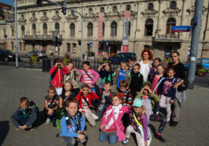 Uczniowie pozują przed Pałacem Poznańskiego na od strony ulicy Ogrodowej