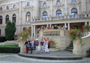 Uczniowie pozują przed Pałacem Poznańskiego.