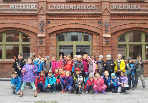 Uczniowie pozują pod Muzeum Toruńskiego Piernika