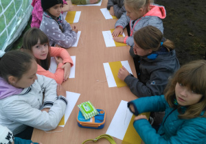 Uczniowie wykonują świece z wosku pszczelego