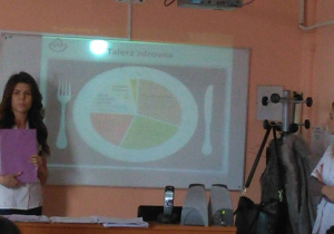 Uczniowie oglądają prezentację dotyczącą zdrowego odżywiania