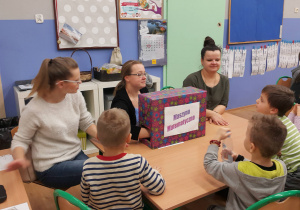 Uczniowie wraz z rodzicami rozwiązują zadania matematyczne za pomocą Maszyny Matematycznej