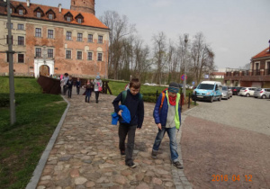 Uczniowie spacerują w pobliżu zamku w Uniejowie