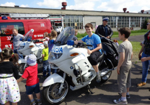 Dzieci oglądają motocykl policyjny