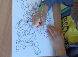 Uczeń łączy kropki w kolorowance