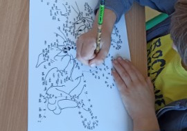Uczeń łączy kropki w kolorowance
