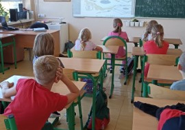 Uczniowie oglądają film animowany The Dot