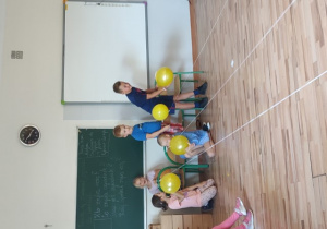 Pięcioro uczniów klasy IIB mocuje nadmuchane balony do sznurkowego toru.