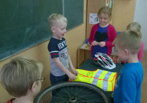 Uczeń - sprzedawca zachwala kamizelkę odblaskową