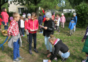 Uczniowie klasy 3, podczas zabaw integracyjnych na boisku szkolnym