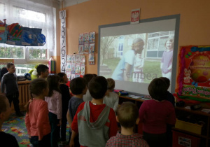 Uczniowie oglądają prezentacją multimedialną o Zambii