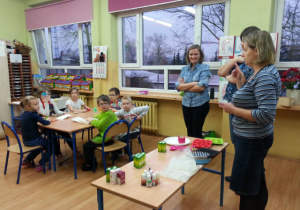 Uczniowie wykonują mydełka według instrukcji prowadzących