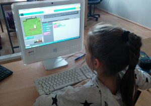 Uczennica koduje podczas gry w Minecraft