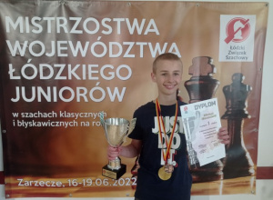 Michał Moczulski prezentuje puchał i dyplom zdobyty na Mistrzostwach Województwa Łódzkiego Juniorów – 1. miejsce – Zarzecze 2022