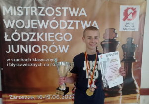 Michał Moczulski prezentuje puchał i dyplom zdobyty na Mistrzostwach Województwa Łódzkiego Juniorów – 1. miejsce – Zarzecze 2022