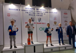 Czterej zwycięzcy zawodów sportowych na podium