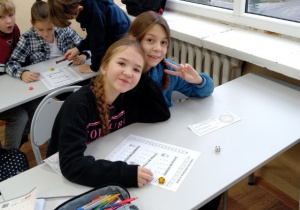 Dziewczęta z klasy 4b grające w "tabliczkowego chińczyka"
